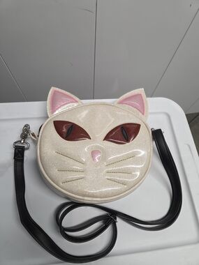 Love Pain And Stitches Cat Face Crossbody Bag in Sparkling Cream